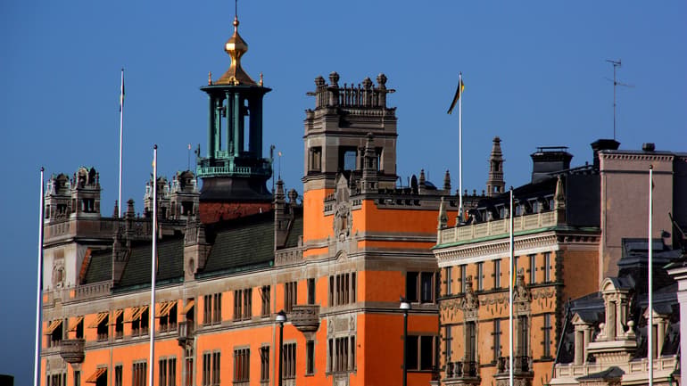 Rosenbad i Stockholm med Stadshuset i bakgrunden.