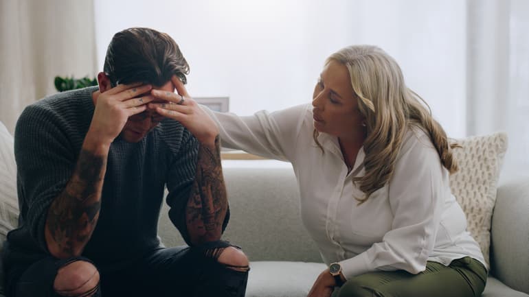 Kvinna ger stöd till man med psykisk ohälsa.