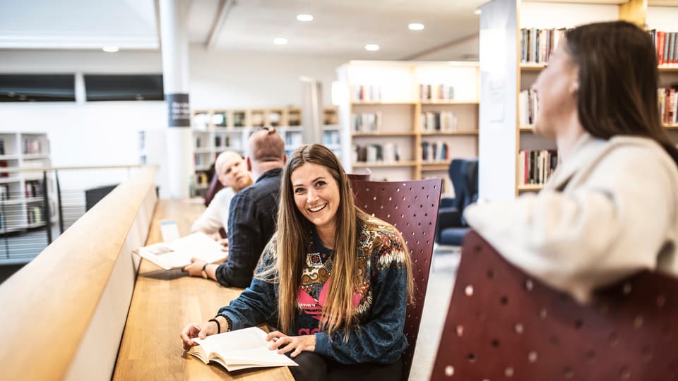 Studenter som pluggar i biblioteket på Campus Östersund.
