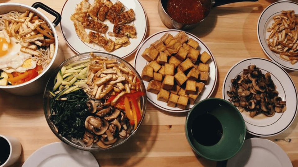 Bord med flera asiatiska rätter