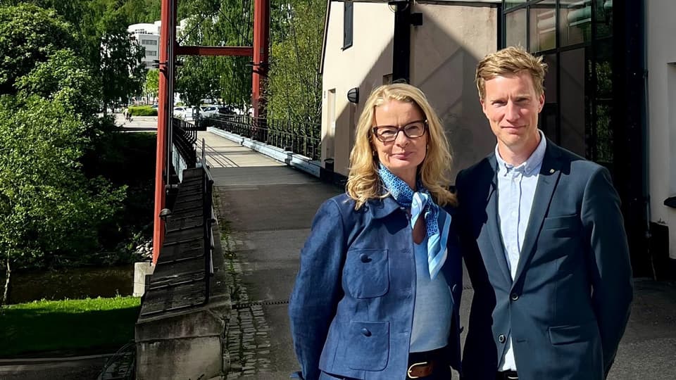 En man och en kvinna utomhus