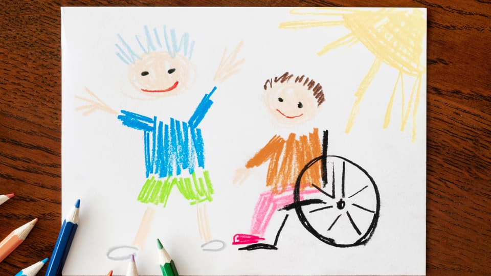 Barnteckning som föreställer två glada barn, varav ett sitter i rullstol, och en gul sol.