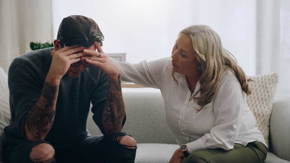 Kvinna ger stöd till man med psykisk ohälsa.